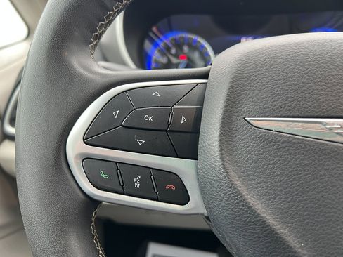 Used 2023 Chrysler Pacifica Touring-L image 21