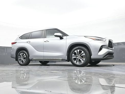 Used 2023 Toyota Highlander XLE FWD image 35