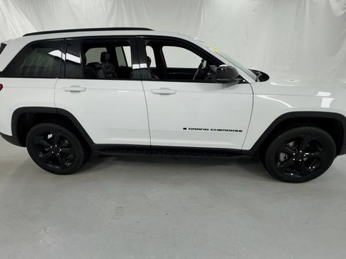 Used 2024 Jeep Grand Cherokee Limited w/ Luxury Tech Group II AWD/4WD image 2