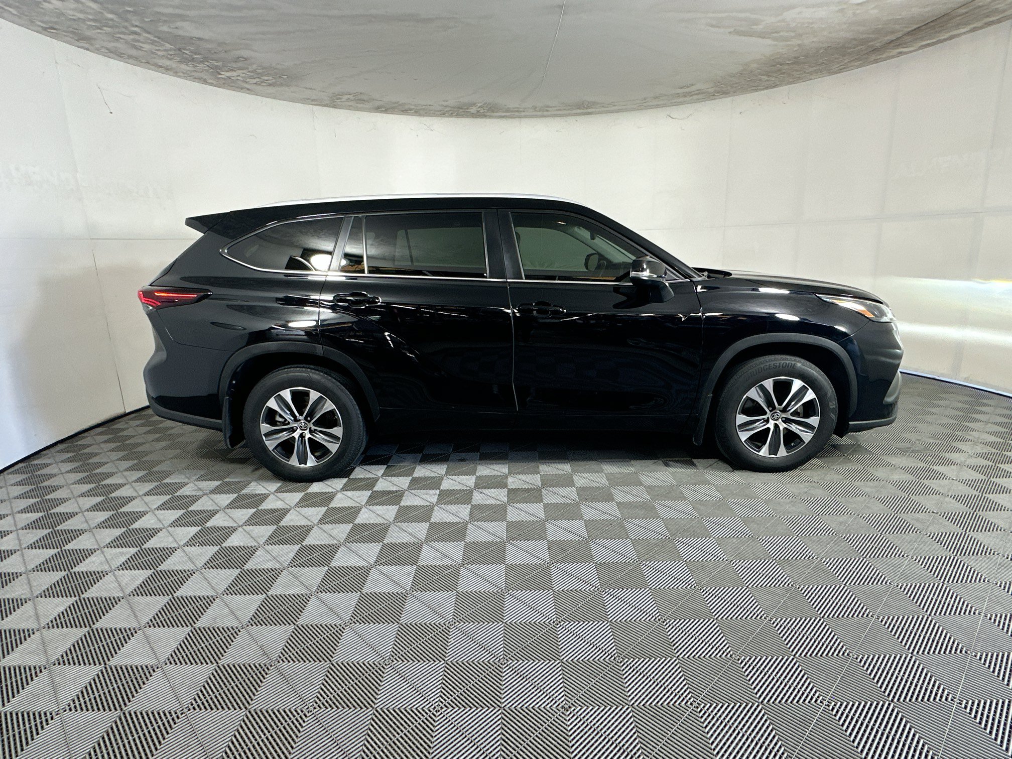 Used 2024 Toyota Highlander XLE FWD image 2