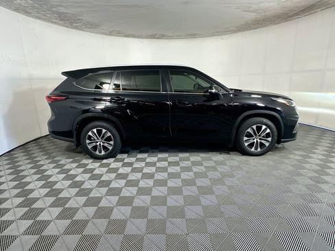 Used 2024 Toyota Highlander XLE FWD image 2