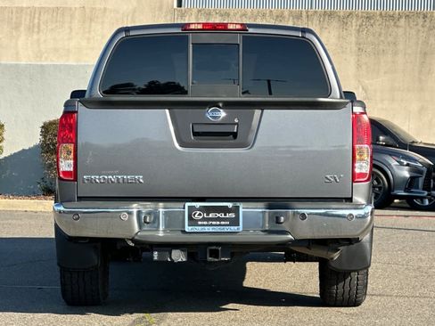 Used 2020 Nissan Frontier SV image 8