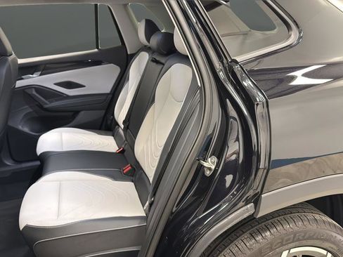 Used 2025 Volkswagen Tiguan SE image 21