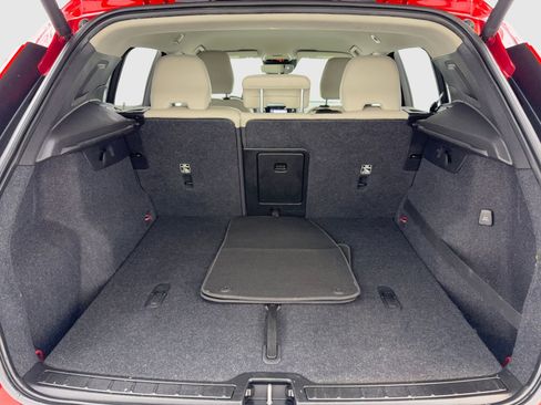 Used 2019 Volvo XC40 T4 Momentum image 49