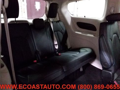 Used 2021 Chrysler Pacifica Touring-L image 16
