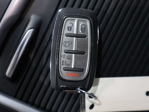 Used 2024 Chrysler Pacifica Touring-L FWD image 7