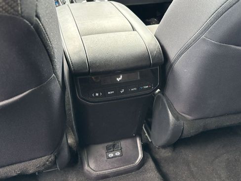 Used 2025 Toyota Highlander LE FWD image 22