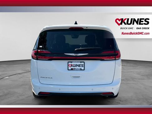 Used 2023 Chrysler Pacifica Touring-L FWD image 9