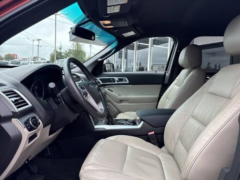 Used 2014 Ford Explorer XLT w/ Equipment Group 202A AWD/4WD image 27