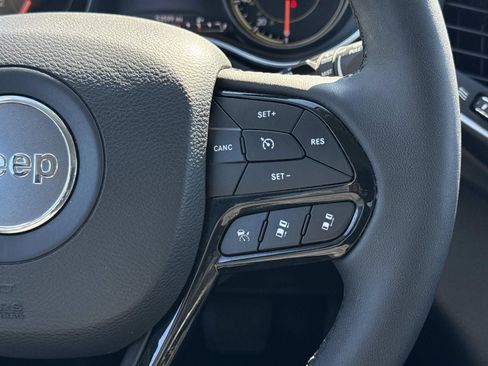 Used 2023 Jeep Cherokee Altitude Lux image 14