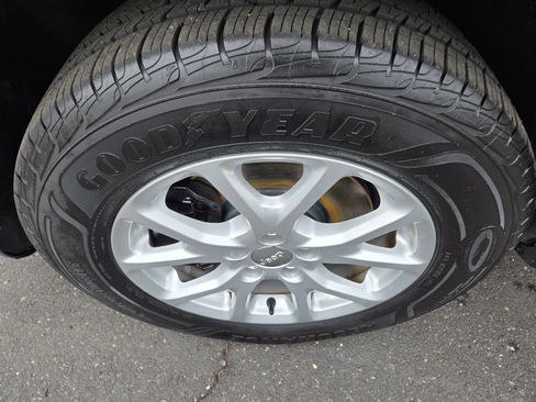 Used 2015 Jeep Cherokee Latitude w/ Cold Weather Group AWD/4WD image 31