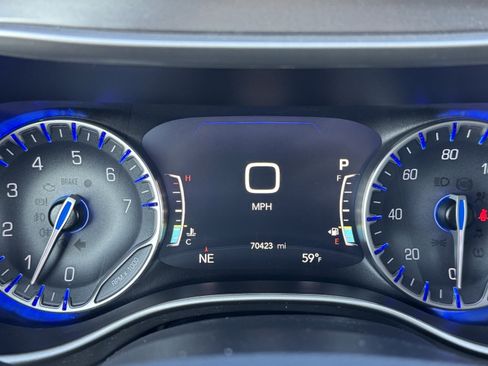 Used 2023 Chrysler Pacifica Touring-L image 10