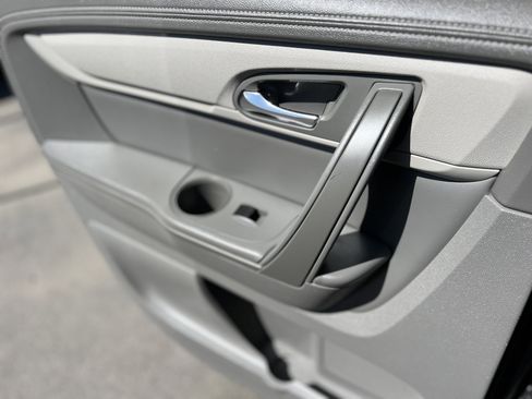 Used 2014 Chevrolet Traverse LT image 17