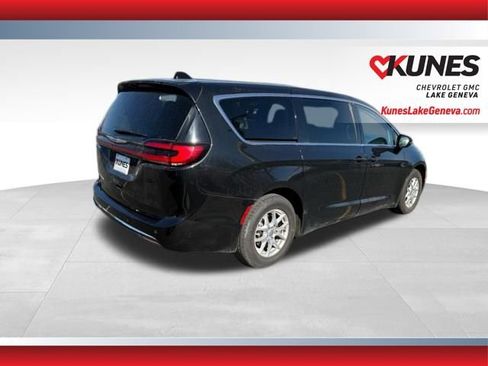 Used 2024 Chrysler Pacifica Touring-L image 4