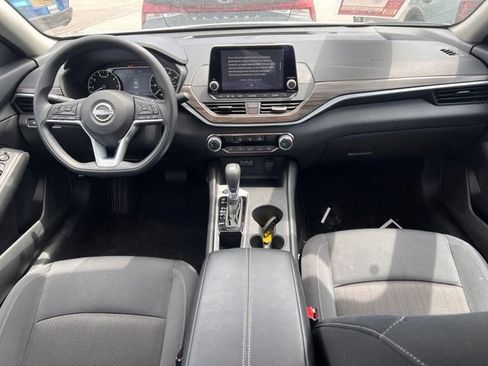 Used 2025 Nissan Altima 2.5 SV FWD image 12