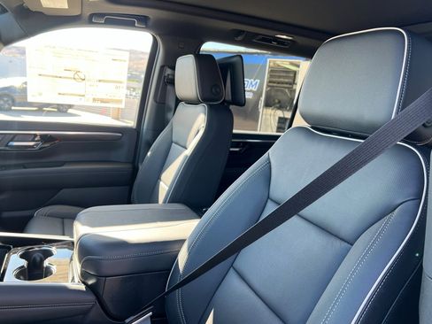 New 2026 Chevrolet Suburban Premier image 19