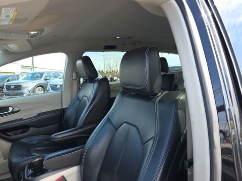 Used 2022 Chrysler Pacifica Touring-L image 14