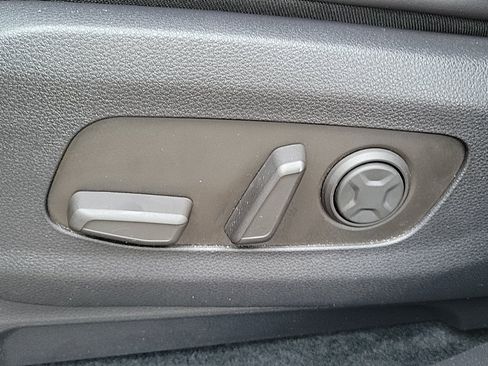 Used 2025 Kia Carnival FWD image 13
