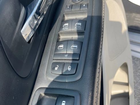Used 2019 Dodge Grand Caravan SXT image 18