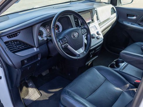 Used 2015 Toyota Sienna SE image 11