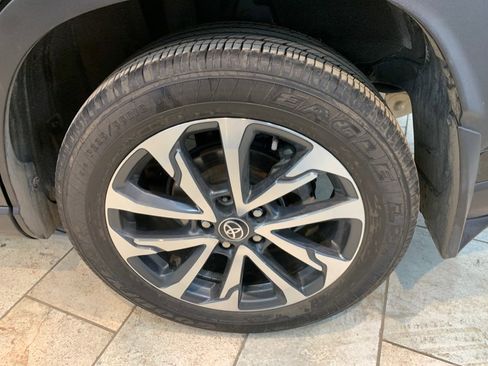 Used 2022 Toyota Corolla Cross XLE w/ Convenience Package image 10