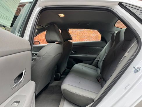 Used 2025 Hyundai Elantra SE image 23