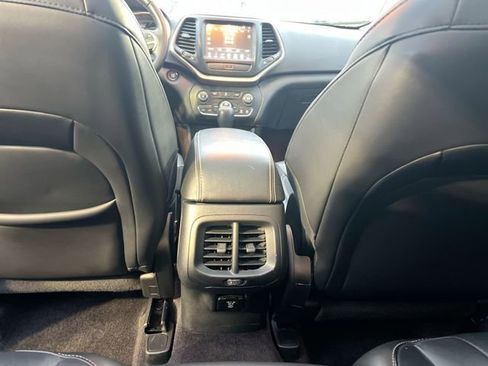 Used 2016 Jeep Cherokee Limited image 23