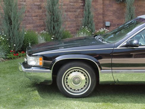 Used 1996 Cadillac Fleetwood Brougham RWD image 32