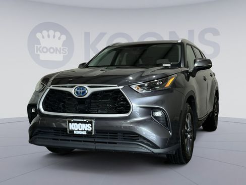 Used 2022 Toyota Highlander XLE w/ Protection Package #3 (TMS) AWD/4WD image 1