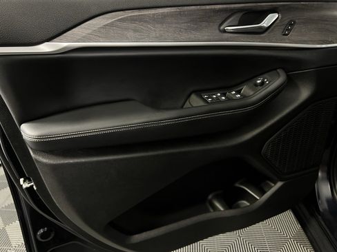 Used 2024 Jeep Grand Cherokee Limited w/ Luxury Tech Group II image 26