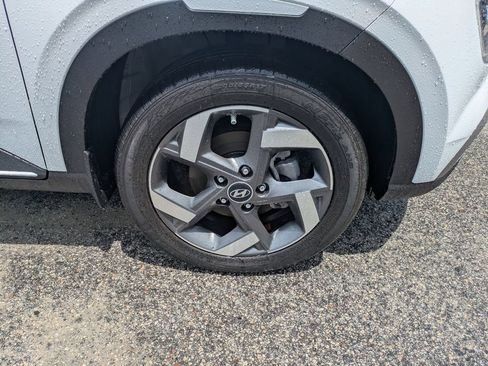 Used 2024 Hyundai Venue Limited FWD image 12