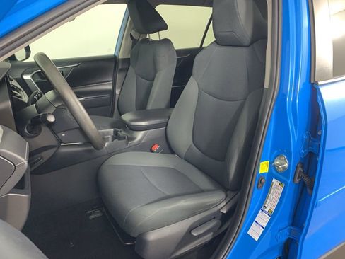 Used 2019 Toyota RAV4 LE w/ Carpet Mat Package image 27