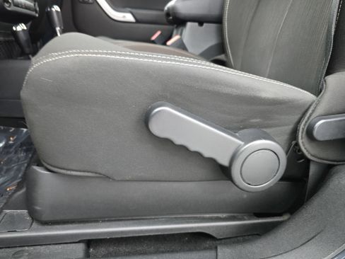 Used 2017 Jeep Wrangler Rubicon w/ Power Convenience Group image 26