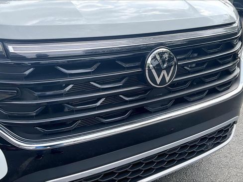 Used 2025 Volkswagen Atlas Cross Sport SE image 31