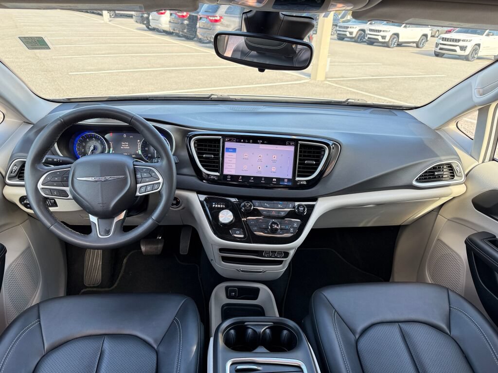 Used 2024 Chrysler Pacifica Touring-L FWD image 16
