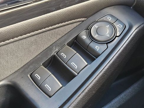 Used 2023 Chevrolet Traverse High Country image 9