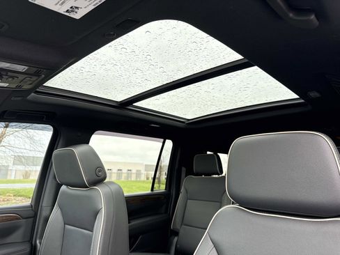 Used 2024 Chevrolet Suburban Premier image 3