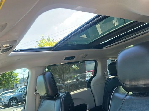 Used 2019 Chrysler Pacifica Limited FWD image 39