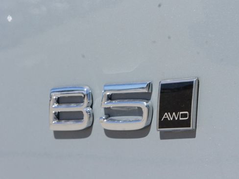 New 2025 Volvo XC40 B5 Core w/ Protection Package Premier image 9