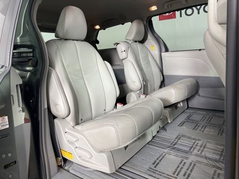 Used 2012 Toyota Sienna XLE image 31