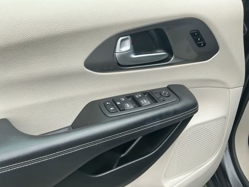 Used 2023 Chrysler Pacifica Touring-L image 16