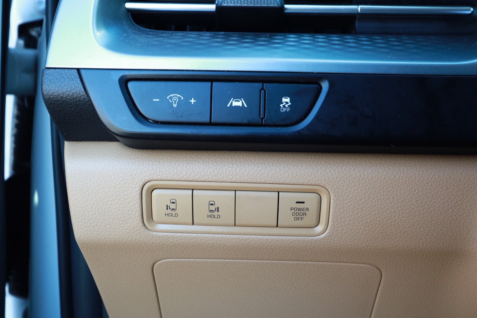 Used 2024 Kia Carnival LX FWD image 19