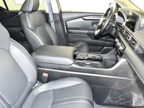 Certified 2025 Honda Pilot Elite image 42