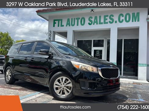 Used 2017 Kia Sedona LX w/ LX Essentials Premium Package FWD image 2