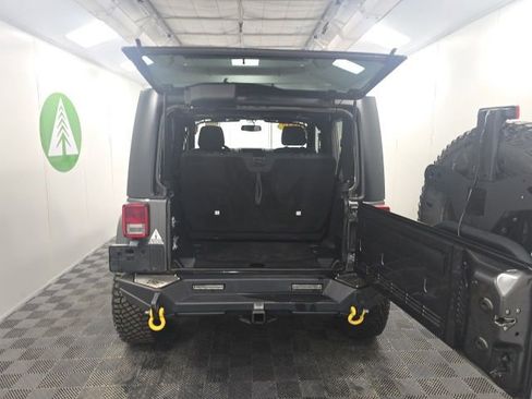 Used 2018 Jeep Wrangler Rubicon w/ Power Convenience Group AWD/4WD image 16