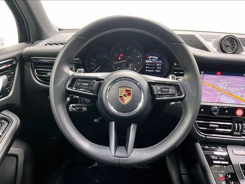 Used 2025 Porsche Macan image 18