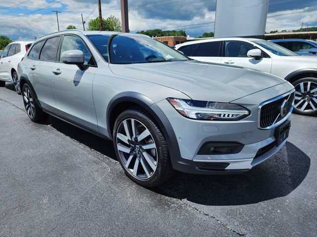 Certified 2025 Volvo V90 B6 Cross Country Plus AWD/4WD image 1