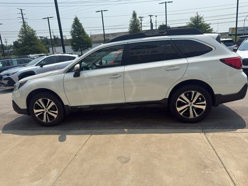 Used 2018 Subaru Outback 3.6R Limited AWD/4WD image 6