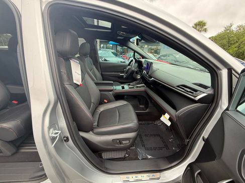 Used 2025 Toyota Sienna XSE image 30