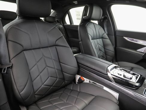 Used 2026 BMW 750e xDrive w/ Executive Package image 33